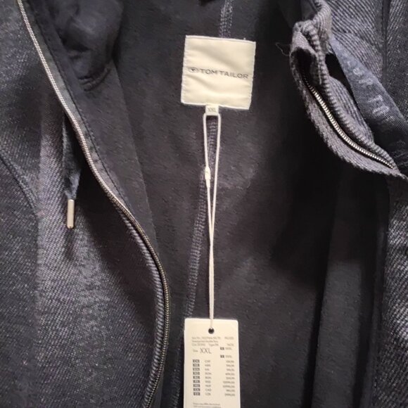 Man new sweaters for winter size xlarge but good for large  not worn designer - Picture 5 of 8